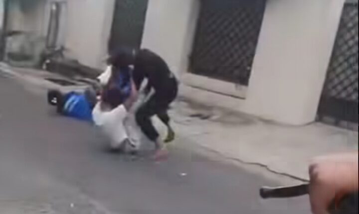 Aksi perkelahian remaja putri yang tertangkap kamera.