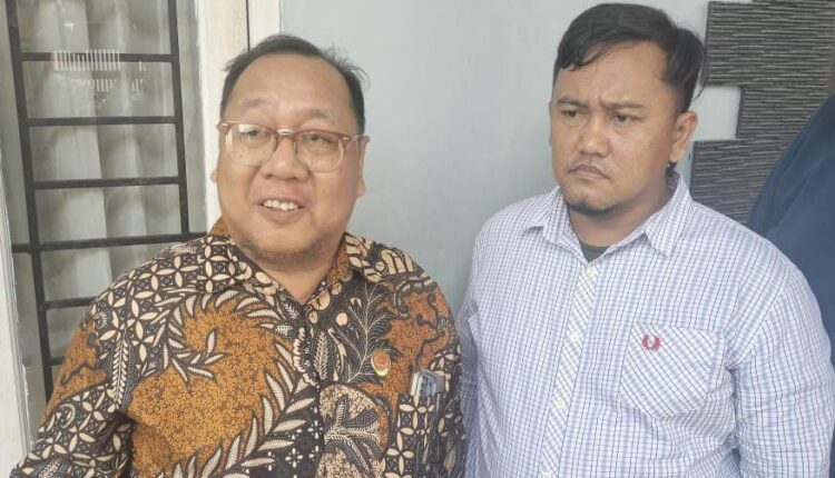 Kuasa hukum tersangka Rainmar Yosnaidi, Jauhari bersama rekannya.