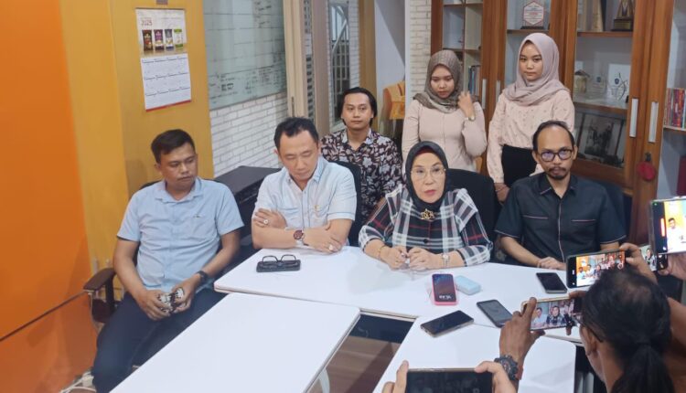 Kuasa hukum mantan Gubernur Sumsel Alex Noerdin, Titis Rahmawati didamping Redho Junaidi memberikan keterangan.
