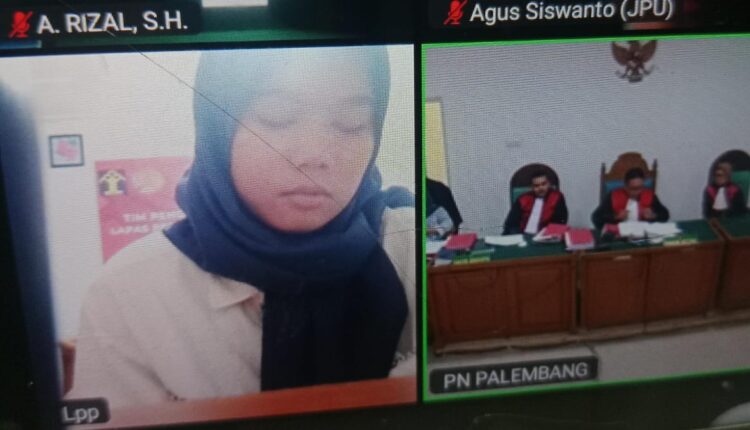 Terdakwa Rika Amelia dihadirkan secara Online.
