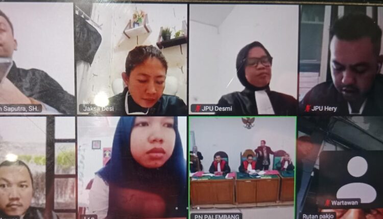 Terdakwa Helen Maulana menjalani sidang secara online.