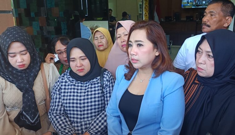 Keluarga AKP Anumerta Lusiyanto dan pengacaranya.