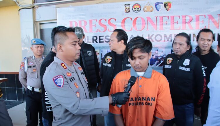 Tersangka saat dihadirkan di Press Release di Polres OKI.