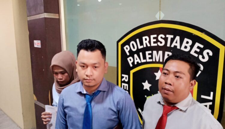 Istri korban dan pengacaranya.