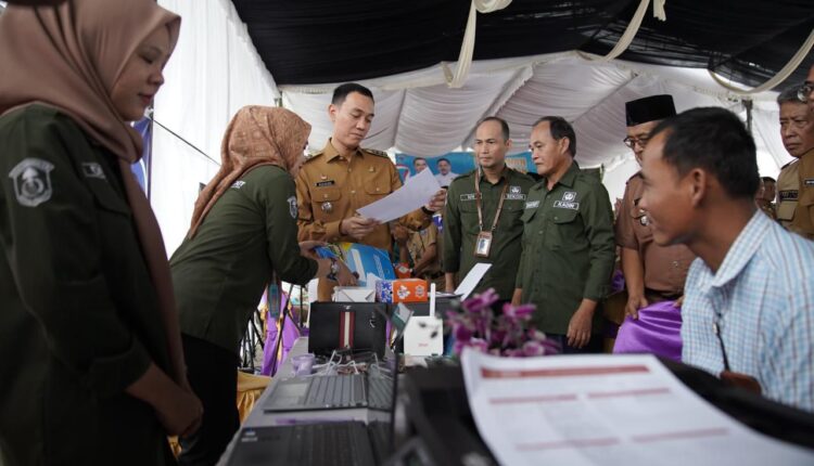 Bupati OKI Muchendi Mahzareki menghadiri acara pembukaan pelayanan publik di Kecamatan Lempuing Jaya.