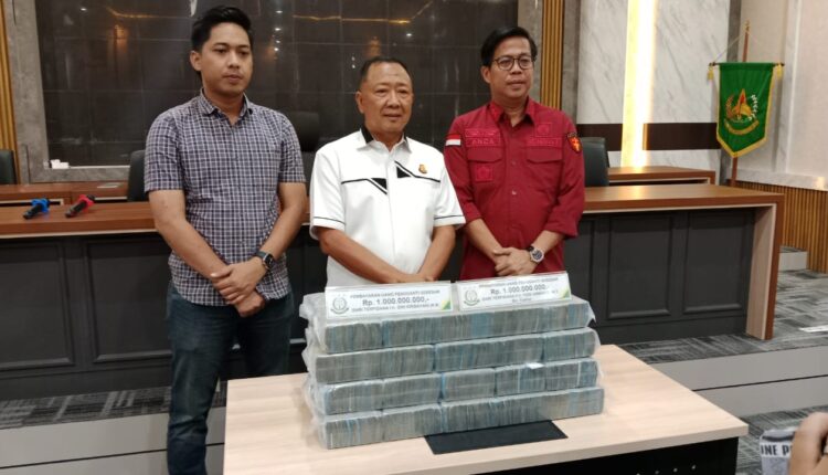 Kajari Palembang ketika melakukan siaran pers.
