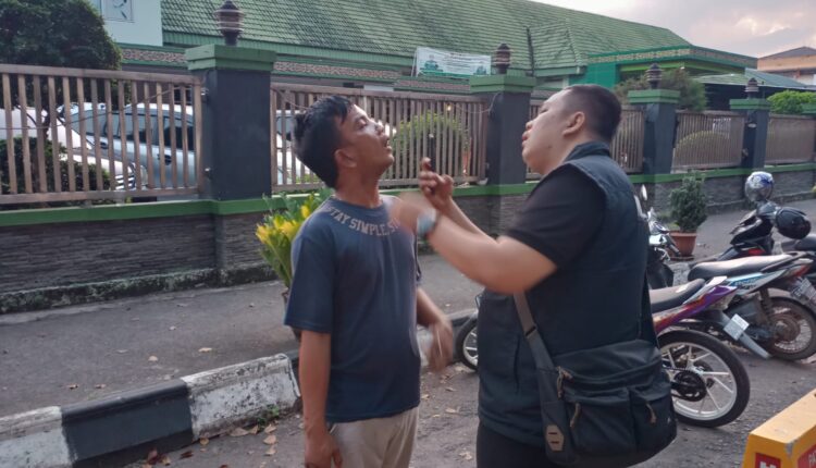 Korban saat menunjukan luka bacok di hadapan Polisi.