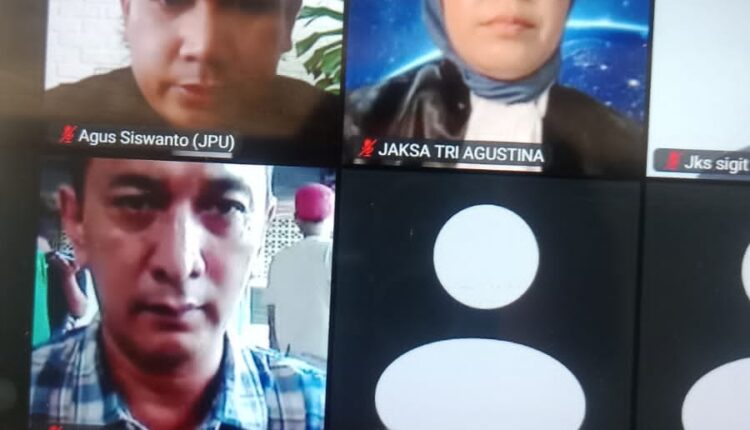 Terdakwa saat mengikuti persidangan secara online.