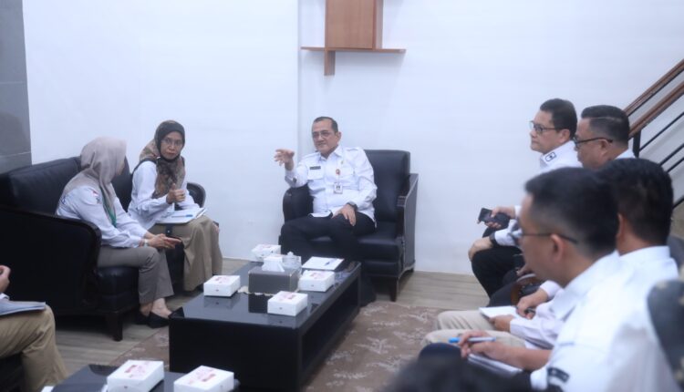 Sekretaris Daerah (Sekda) Sumsel, Edward Candra saat melakukan pertemuan dengan BBPOM Palembang membahas hasil pengawasan sepanjang tahun 2024 pada, Kamis (24/07/2025). (Foto: Pemprov Sumsel)