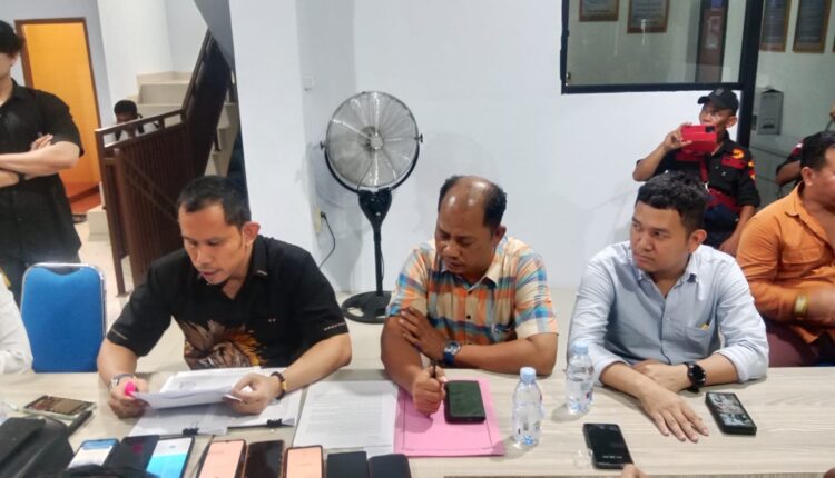 Kuasa Hukum F, Dedek dan Alex Noven saat melakukan Konferensi Pers, pada kamis (24/07/2025).