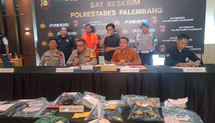 Pelaku saat dirilis.
