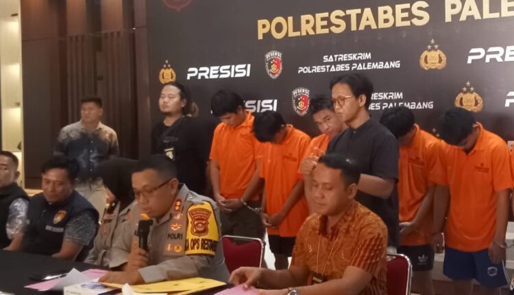 Eman Belut menunduk.
