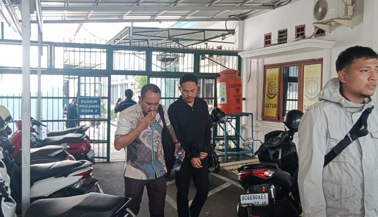 Tersangka kasus Bidar digiring ke mobil tahanan.