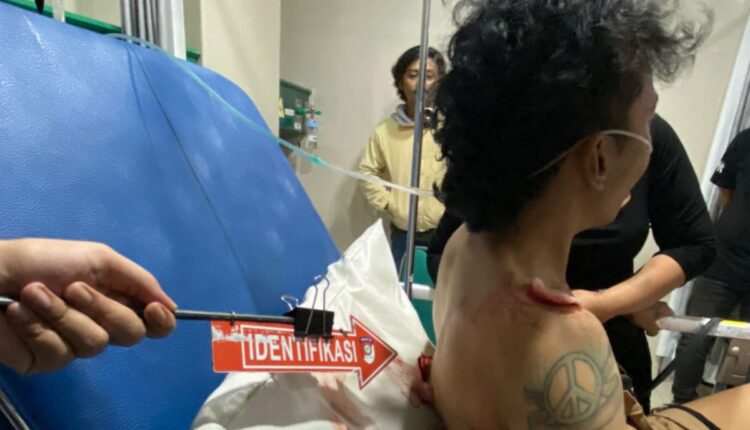 Korban terbaring mendapat perawatan di rumah sakit.