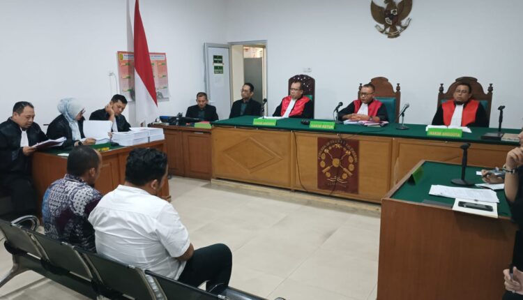 Kedua terdakwa dihadirkan dalam sidang mendengarkan pembacaan tuntutan.