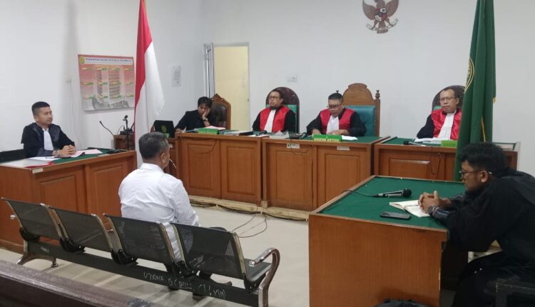 Terdakwa dihadirkan dalam sidang untuk mendengarkan pembacaan putusan.