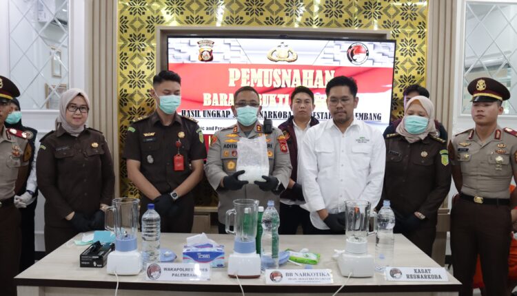Tersangka dan barang bukti saat rilis.