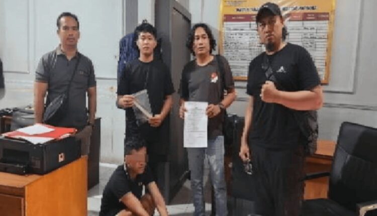 Tersangka beserta barang bukti saat diamankan di Polsek Air Kumbang.