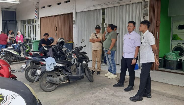 Tim gabungan saat melakukan olah TKP.