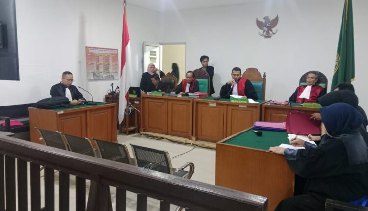 Majelis Hakim membacakan putusan Ferdy Kusnadi di sidang PN Palembang.