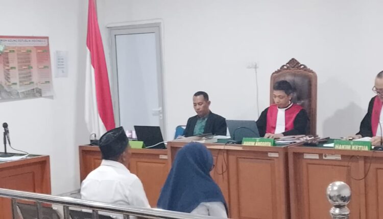 Kedua terdakwa disidang untuk mendengarkan pembacaan putusan.