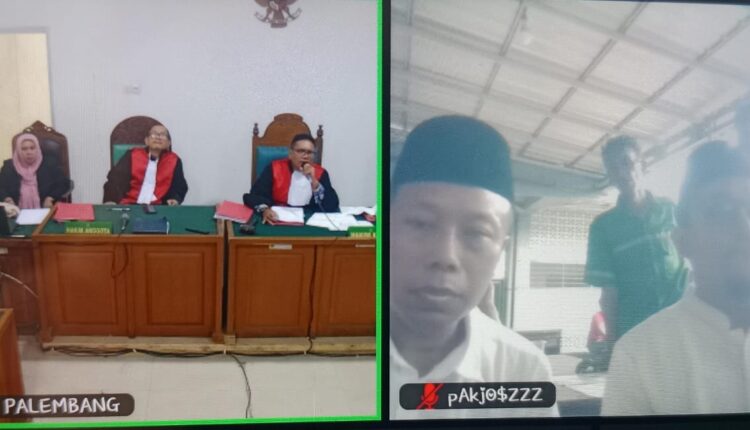Terdakwa dihadirkan dalam sidang yang digelar secara online.