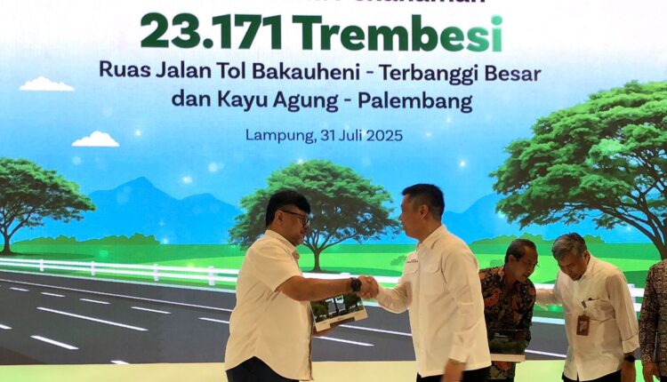 DTFL Serahkan 23.171 Pohon Trembesi di Ruas Tol Bakauheni–Palembang. (Foto: Tia)