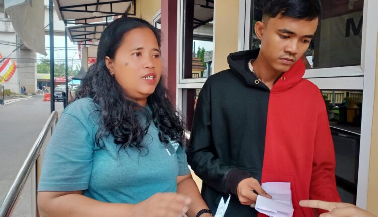 Korban didampingi ibu nya membuat Laporan Polisi.