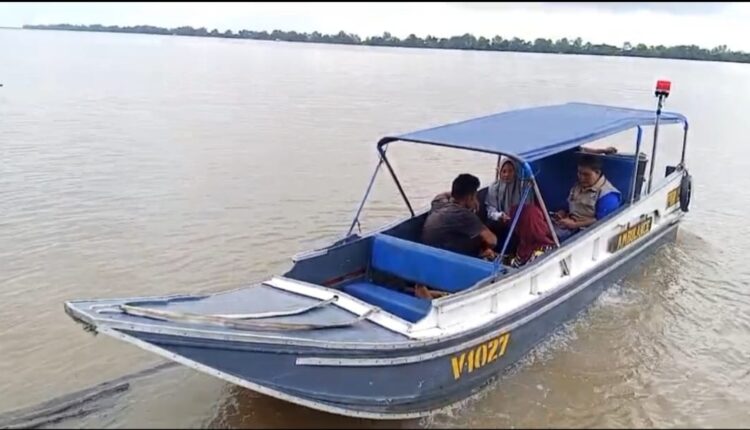 Korban saat dibawa dengan ambulance apung.