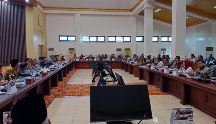DPRD Sumsel fasilitasi rapat antara warga dengan PT BA.