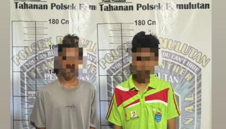 Kedua tersangka saat diamankan di Polsek Pemulutan.