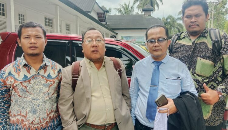 Tim kuasa Umi Hartati melalui penasehat hukumnya Jauhari, dan rekan.