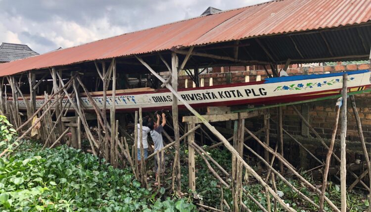 Pemilik Perahu Bidar di Palembang saat mengecek perbaikan, Senin (4/8/2025). (Foto: Tia)