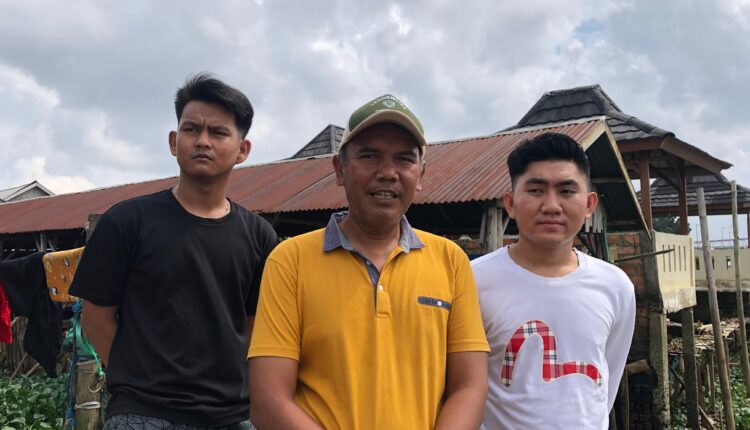 Salah satu perajin sekaligus pemilik Perahu Bidar di kawasan 35 Ilir, Encik Muhammad Alauddin Saka Gerhan yang akrab disapa Jaka saat dibincangi langsung pada Senin (4/8/2025). (Foto: Tia)