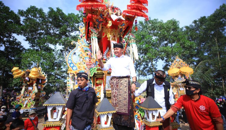 Gubernur Provinsi Sumatera Selatan (Sumsel), Herman Deru saat menghadiri pagelaran Tradisi Ngaben Massal di Kabupaten OKI, Senin (4/8/2025). (Foto: Pemprov Sumsel)
