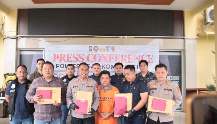 Tersangka beserta barang bukti saat dihadirkan dalam Press Release di Polres OKI.