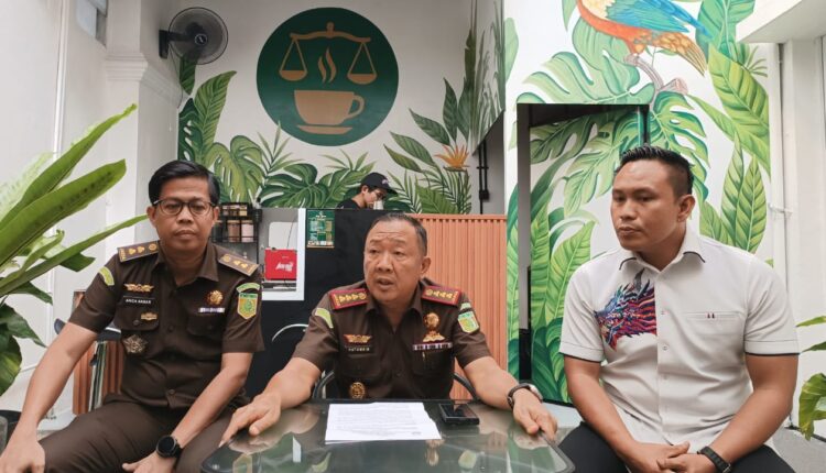 Kepala Kejaksaan Negeri Palembang Hutamrin didampingi Kasi Pidsus Arjansyah Akbar dan Kasi Intelijen Hardiansyah melakukan siaran pers di Kejari Palembang.