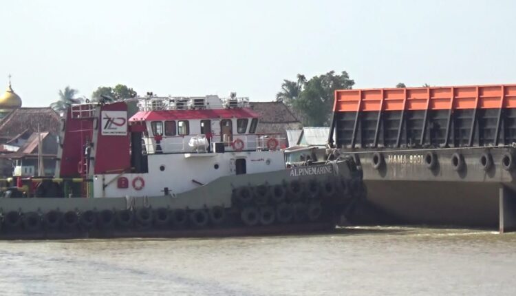 Angkutan batubara saat melintas di Sungai Musi Palembang. (Foto: Tia)
