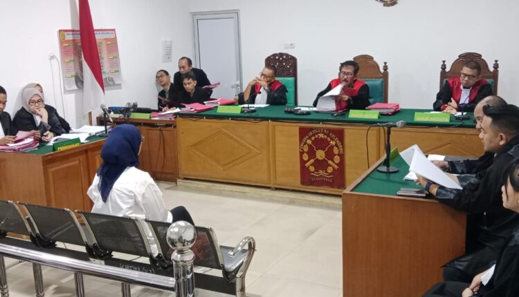 Terdakwa dihadirkan dipersidangan pembacaan surat dakwaan dari JPU.