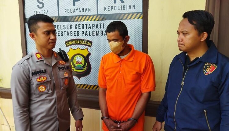 Pelaku saat diamankan Polisi.