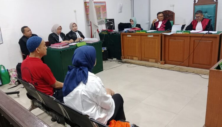 Kedua terdakwa dihadirkan disidang.