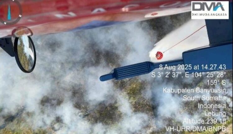 Petugas saat memadamkan api menggunakan helikopter water bombing di wilayah yang terdampak karhutla. (Foto: BPBD Sumsel)