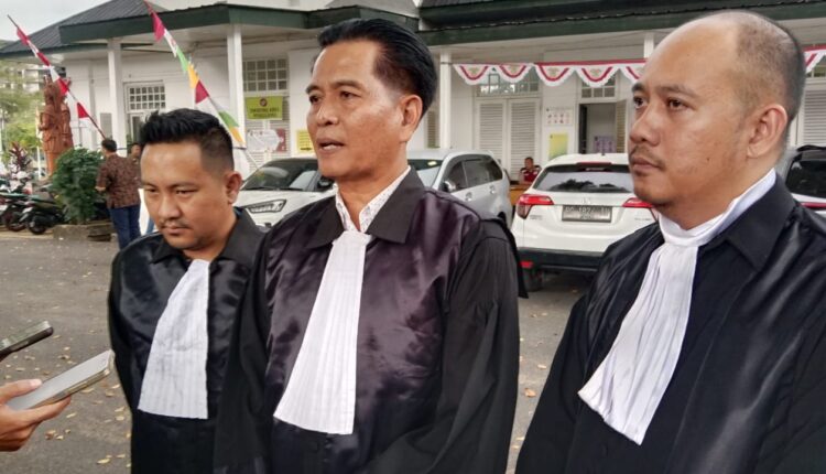 Tim Kuasa Hukum terdakwa Indah Yulita, Randi Aritama & Partners saat ditemui di PN Palembang.