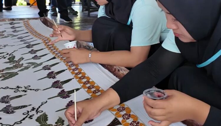 Pelatihan membatik Kagano khas Bengkulu Utara.