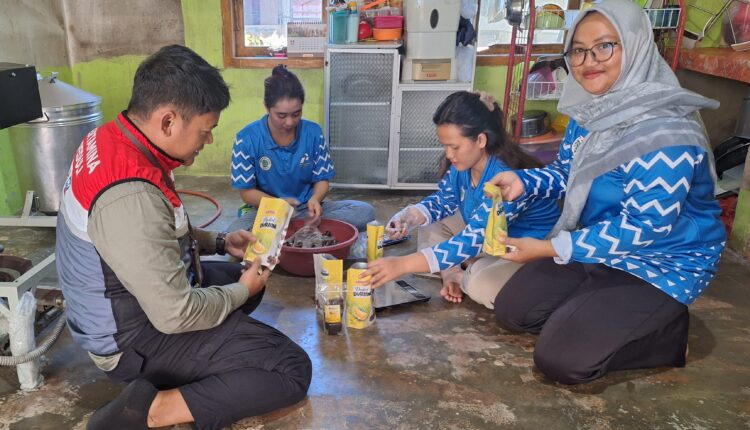 Program pendampingan kemasan produk bagi pelaku UMKM di Desa Air Mesu, Pangkalpinang.