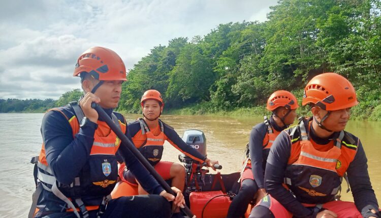 Tim SAR Gabungan saat melakukan pencarian terhadap korban.