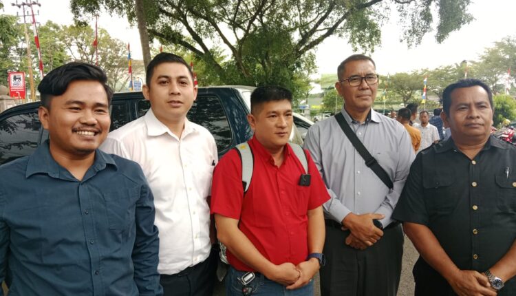 Penasehat Hukum Hotel Baston, Supendi, didampingi Nur Firdaus saat ditemui di PN Palembang.
