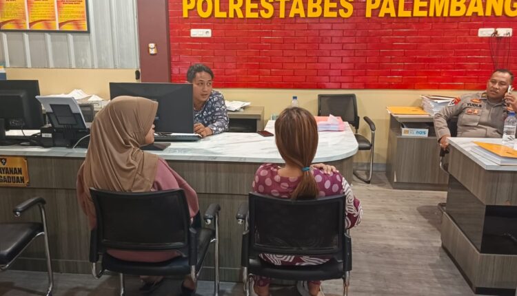 Korban dan ibunya membuat Laporan Polisi.