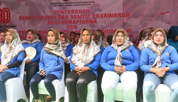 Sejumlah narapidana yang mendapat remisi saat momen peringatan HUT RI ke-80. (Foto: Pemprov Sumsel)