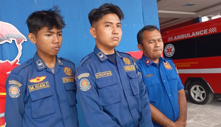 Wakil Komandan Regu (Wadanru) A Damkar Kemuning Palembang M Valentino Rossi (tengah) saat diwawancari, pada Rabu (20/08/2025).
